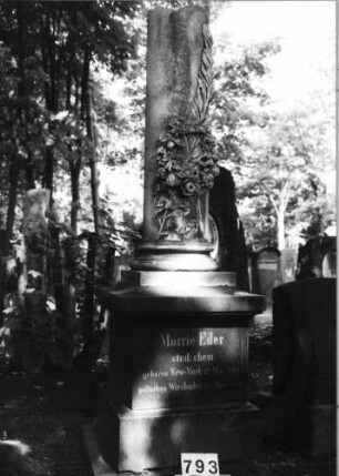 Grabstein 793 (Index: 99630295) Material: Sandsteinsäule auf Granitsockel Zustand: gut Maße HxBxT: 220x64x64 cm Beschreibung: abgebrochene Säule auf getrepptem Sockel Symbolik: abgebrochene Säule mit Blumenkranz und Palmzweig: Grabstein 793