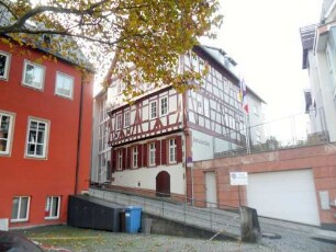 Stadtbild-Schmerlenbacher Klosterhof zum heißen Stein (Neubau 1609 auf Vorgänger)-Haupthaus querab mit Fachwerkobergeschossen