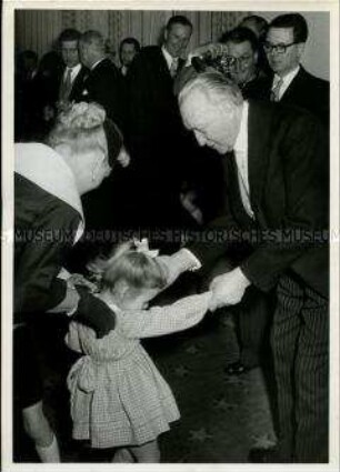 Tochter und Enkelin gratulieren zum 79. Geburtstag von Konrad Adenauer