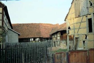 Blick in einen Dreiseithof, sanierungsbedürftig