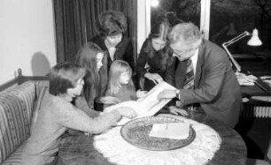 Säckingen: Wohnung; Wirtschaftsminister Eberle mit Familie; am runden Tisch, mit [Fotoalbum]