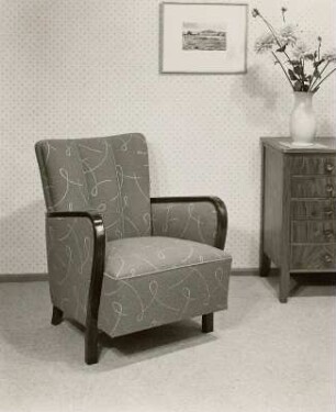 Armlehnsessel : Armlehnsessel (1956) in Ausstellungskoje neben Kommode