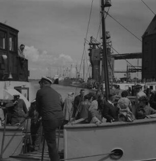 Stralsund. Hafen, Fähre MS Nautilus nach Neuendorf, Dranske und Wiek