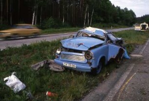 Trabant-Totalschaden nahe Hermsdorfer Kreuz, Autobahn, Sommer 1990