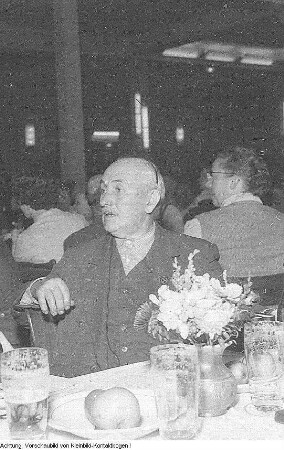 Dresden. Victor Klemperer (1881-1960), Germanist und Romanist, während sich Abgeordnete der Stadtverordnetenversammlung vorstellen, 1958?