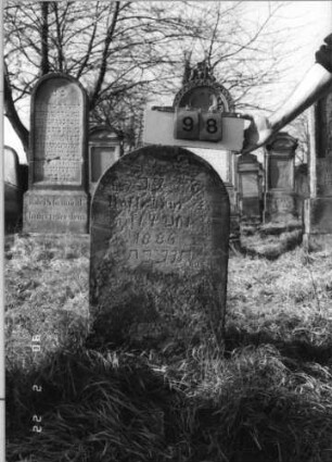 Grabstein 98 (Index: 100116263) Material: Sandstein Zustand: stark verwittert mit Textverlust Maße HxBxT: 164x52x25 cm Beschreibung: Stele mit Rundbogenabschluß: Grabstein 98