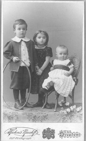 Porträt der Geschwister Oskar, Johanna und Erich Schmiedel, aufgenommen im Photoatelier in Dresden, Ferdinand-Straße 11