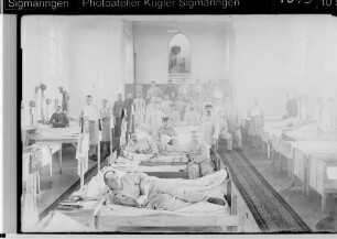 Verwundete Soldaten des 119. Grenadierregiments im Lazarett