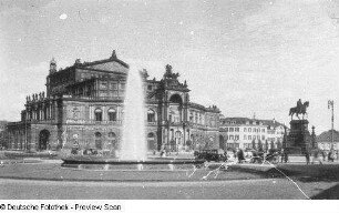 Dresden-Altstadt, Theaterplatz. Blick gegen Opernhaus, Hotel Bellevue und Reiterdenkmal König Johanns