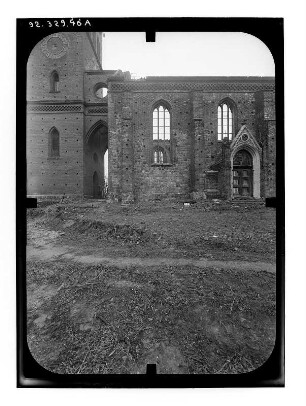 Müncheberg. Ruine der Stadtpfarrkirche St. Marien (Restaurierung 1991-1996). Teilansicht von Süden