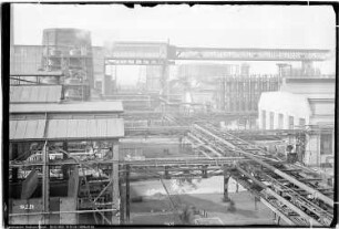 Blick von Bau Me 106 Kohlenoxydreinigung, Me 3 Dampfkesselhaus, Me 6 Wasserwerk und Luftzentrale, Me 10 Kohlenoxydreinigung, Me 12 Linde- und Kompressorenanlage, Me 13 Kontaktofenanlage, Me 105 Druckwasserreinigung, Me 147 Kühlwerk, Me 503 Gasbehälter
