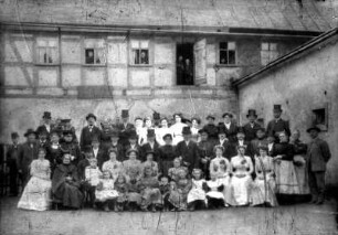 Familienfoto vor der Bäckerei Emil Häßler