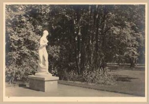 Fotoalbum: Ausstellungsgarten Jubiläums-Gartenbau-Ausstellung 1926, Dresden: Weibliche Skulptur auf Sockel