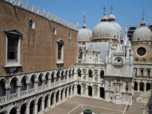 Venedig - Hofblick und Markuskirche : Blick in den Hof und auf die Kuppeln der Markuskirche, aufgenommen im Dogenpalast in Venedig am 25. Juni 2010