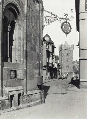 An der Hofapotheke in Saalfeld : Saalfeld (Kreis Saalfeld). Blick von einer Hausecke mit Ausleger der Hofapotheke (Markt 21) durch die Darrtorstraße zum Darrtor