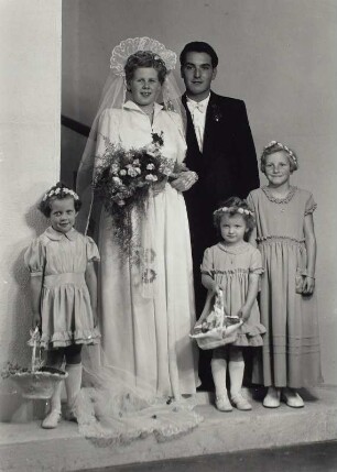 Hochzeitsfoto des Ehepaares Kleiber mit Blumenkindern