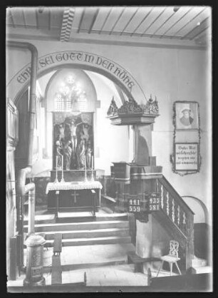 Kirche Kreuzwertheim, Innenraum mit Altar