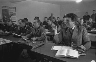 Lehrgänge zur beruflichen Weiterbildung für längerdienende Soldaten in der Bundeswehrfachschule in der Hebelstraße.