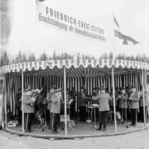Friedrich-Ebert-Stiftung: Am Kratt: Heimvolkshochschule: Grundsteinlegung durch Bundeskanzler Willy Brandt: Blaskapelle spielt in Zelt: darüber Transparent: "Friedrich-Ebert-Stiftung. Grundsteinlegung der Heimvolkshochschule Ahrensburg", 20. April 1971