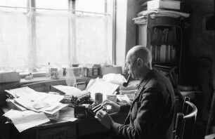 Orsova [Banat]: Otto Alscher, an der Schreibmaschine