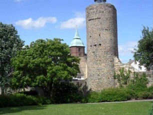 Stadtbefestigung - Ansicht im Süden mit Stadtmauer und Wehrturm (Hufeisenturm) im Detail