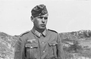 Zweiter Weltkrieg. Niederlande unter deutscher Besatzung. Porträt eines Angehörigen der deutschen Wehrmacht in Dünen an der Nordsee (wohl bei Den Haag)