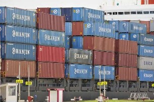 Miraflores-Kanalschleuse mit Containerschiff : Am 80 km langen Panama-Kanal vom Atlantik zum Pazifik können Besucher in der Miraflores-Schleuse die Durchfahrt großer Containerschiffe beobachten, wie hier der "Hanjin San Francisco" aus China. Aufgenommen am 15. September 2011