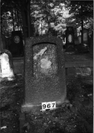 Grabstein 967 (Index: 99630459) Material: Granit Zustand: Platte fehlt Maße HxBxT: 97x50x23 cm Beschreibung: Stele mit Segmentbogenabschluß, Schriftfeld eingetieft: Grabstein 967