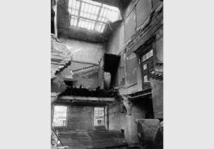 Blick in das zerstörte Treppenhaus der Nationalgalerie
