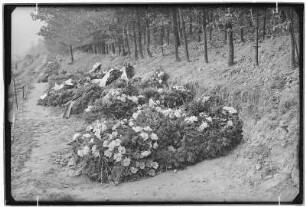 Königstein, Friedhof. Neue Gräber, mit Kränzen bedeckt