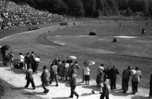 Müllheim: Stadion mit Zuschauern; vom Sporthaus aus