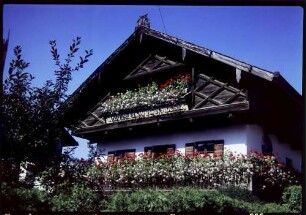Tutzing: Haus mit Blumenbalkon