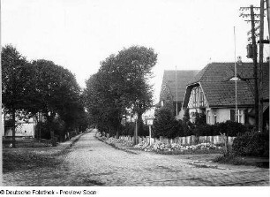 Kröpelin, Wismarsche Straße, Ansicht mit Wohnhaus, Nr. 28 (rechts)