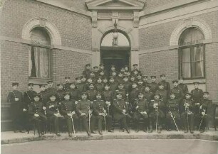 Offizierskorps (ca.70 Personen) vor dem Kasino (vermutlich anlässlich des Kommandowechsels)