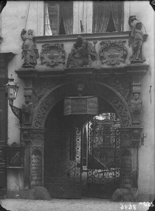 Blick auf Barockportal des ehemaligen Pfälzer Kolonie-Gerichts mit schmiedeeisernem Tor in der Leipziger Straße 6