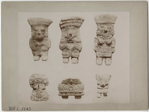 Six figurines en argile.