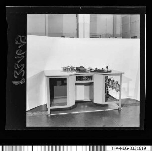 Montageeinrichtung zur Fertigung von Thyristoren, Gesamtansicht, Foto 1983