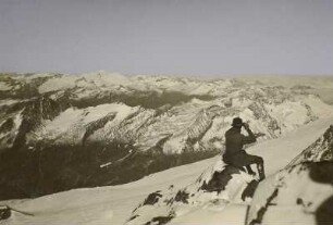 Österreich. Hohe Tauern. Glocknergruppe. Bergsteiger mit Fernglas auf dem Großglockner