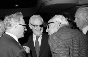 25. Jubiläumstagung 1975 Medizin: Sir Hans A. Krebs, Julius Axelrod, Severa Ochoa, rechts: Carl F. Cori