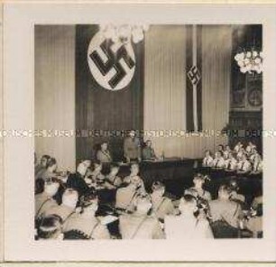 Baldur von Schirach vor nationalsozialistischen Jugendlichen auf dem Reichsparteitag der NSDAP in Nürnberg