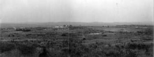 Blick vom Kase'h-Berg auf die Station Tabora (Mitte), das Lazarett (links) und die Bauplätze der Compagnie (rechts)