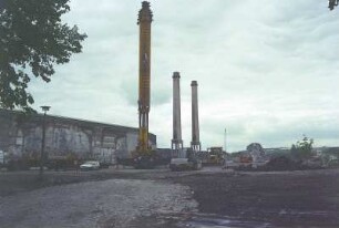 Maschinenhaus MD-Anlage nach Rückbau der Kesselhäuser, Schornsteine der VS-Anlage, von O