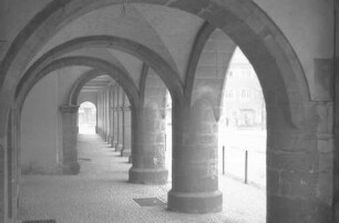 Keine Beschreibung [Arkaden am Marktplatz in Saalfeld?]