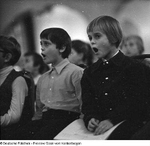 Knabenchor Dresden. Probe unter Chorleiter Manfred Winter in der EOS (Gymnasium) "Romain Rolland", 1973.12. & Probe mit den Solisten des Knabenchores Dresden, am Flügel Chorleiter Manfred Winter