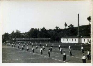 Sportfest von Arbeitersportlern in Dohna, Kinder und Jugendliche während einer Massenübung mit roten Tüchern