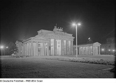 Berlin. Brandenburger Tor von Osten (1788-1791, Carl Gotthard Langhaus)
