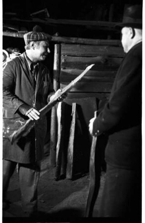 Männer mit Holzscheiten