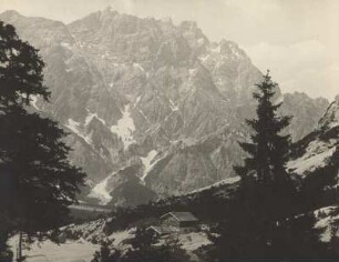 Berchtesgadener Alpen (Oberbayern). Griesalm mit Hütte. Im Hintergrund der Hochkalter