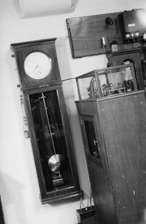Pendel- und Quarzuhren im Observatorium Potsdam : Präzisions-Pendeluhr