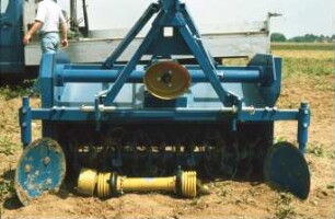 Fotografie: Gartenbautechnik-Freiland, Bodenbearbeitung, Bodenbearbeitungsgerät, Bodenfräse, Gelenkwelle